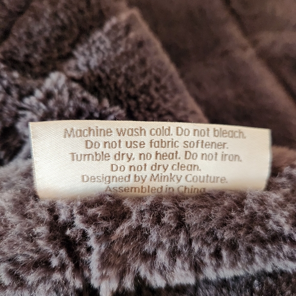 MINKY COUTURE Hugs Charcoal Plush Blanket Reversible Cozy 60 x 72 - Picture 4 of 6